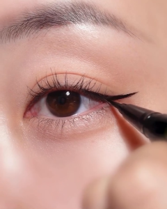 Bút Kẻ Mắt Nước Siêu Chống Trôi Trong 24h Nét Kẻ Sắc Mãnh Kissme Heroine Make Smooth Liquid Eyeliner Super Keep 0.4mL ( Màu Đen Tuyền #01 )