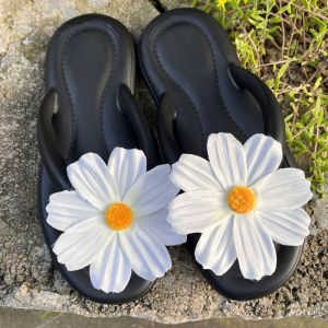 รองเท้าแตะขนปุยส้นแบนลายสก๊อตสําหรับผู้หญิง 2024 รองเท้าชายหาดสไตล์ใหม่พร้อมส้นแบบหนีบและสายรัดข้อเท้าเหมาะสําหรับสวมใส่ทุกวัน