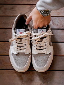 รองเท้าผ้าใบผู้ชาย MRA Smiley Embroidery 2025 รองเท้าลำลองสไตล์ย้อนยุคแบบอเมริกัน รองเท้าผ้าใบสำหรับใส่ไปทำงานที่สวมใส่สบายและทนทาน