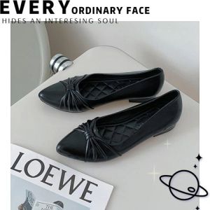 Xishop ที่สุดในรุ่น รองเท้าแฟชั่นผู้หญิง งานมาใหม่ เป็นงานคัทชู ทำจากยาง ทำลวดลายจับจีบเพิ่มมิติให้กับสินค้า มันดีมาก  สั่งด่วน