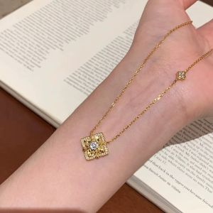 Young Womens Luxury Ice-cracked Pendant Necklace CNC Craft Super Shiny Diamond Embedded Four-leaf Clover Original Design Jewelry