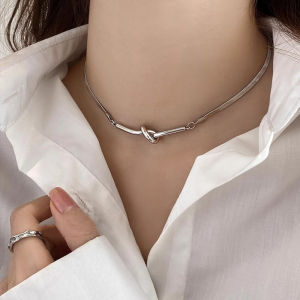 Fun Knot Snake Bone Chain Necklace Womens Simple Unique Design Sense Clavicle Chain Versatile Cool Style Neck Chain Accessories