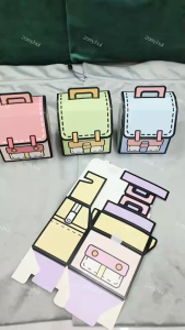 กล่องใส่สินค้า มาใหม่ กล่องขนมคุ้กกี้ ทรงกระเป๋านักเรียน มี4สีให้เลือก ลายร่ารักมาก พร้อมส่ง