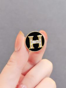 High-End Luxury Letter H Broche for Womens Blazers and Jackets Adjustable Strap Niche Small Chest Pin Original Design