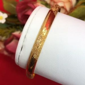 กำไลคลิปล็อคทองเหลืองเงาสลับจิกลาย เส้นผ่านศูนย์กลาง 5.5 ซม. งานดิบทองเหลือง ใส่ได้ทุกโอกาส ใส่อาบน้ำได้ ใส่ในชีวิตประจำวันได้