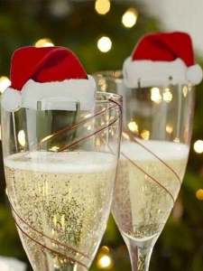 หมวกคริสต์มาสแก้วไวน์การ์ดเทศกาลตกแต่งบาร์ไวน์แดงแก้วค็อกเทลใส่การ์ดขนาดเล็กหมวกสีแดงการ์ด