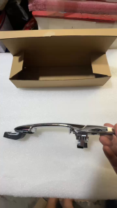 Tay mở cửa ngoài Ford Everest 2010 liền núm loại mạ crom. (Ảnh là cửa trước trái Shop đủ hàng cho các cửa. Quý khách vui lòng lựa chọn vị trí cửa khi đặt hàng)