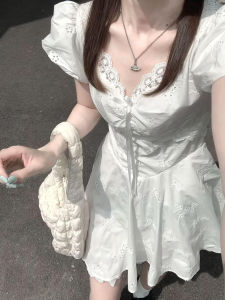 Y6Y | ชุดเดรสคอวีแขนฟองสีขาว กระโปรงสั้นเอวสูง ทรงเอ ผ้าฝ้าย ฤดูร้อน 2025 ชุดทำงานสไตล์ฝรั่งเศส หวาน สไตล์ญี่ปุ่น