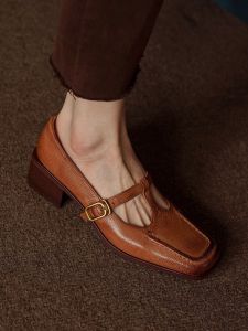 รองเท้าส้นหนา Mary Jane สไตล์ฝรั่งเศสย้อนยุค หนังนิ่ม สีแดง หัวเหลี่ยม สำหรับใส่ไปทำงาน ฤดูใบไม้ร่วง รองเท้าส้นเดี่ยว