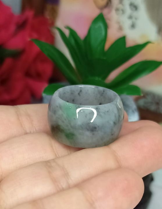 天然缅甸A货翡翠玉扳指，17戒圈，乌鸡带绿。Natural Myanmar Authentic Jadeite Jade Ring, ring  size 17. | Lazada