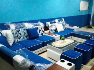 Sofa Sudut Minimalis Modern Dengan Puff Dan Meja Kaca Berbahan Beludru Dan Kulit Sintetis