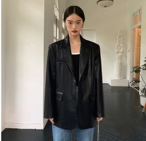 เสื้อแจ็คเก็ตหนังสีดำ ทรงหลวม สำหรับผู้หญิง ฤดูใบไม้ผลิ 2023 เสื้อคลุมกันหนาวแบบมอเตอร์ไซค์สไตล์เกาหลี ทรงหลวม ทรงสูท