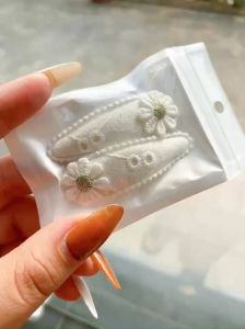 Hokkaido - Set 2 kẹp tóc giọt nước thêu hình hoa cúc