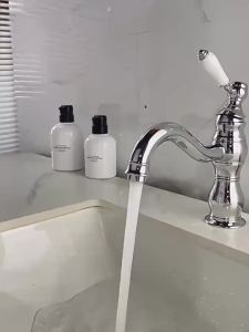 Retro European Style Bathroom Basin Faucet Zinc Alloy Stainless Steel Body Bright Chrome Plated Single Hole Hot and Cold