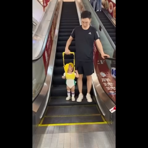 สายฝึกเดินเด็ก แบบสองในหนึ่ง ปรับนุ่ม+ระบายอากาศดี ช่วยพยุงตัวลูกน้อย สายฝึกเดินเด็กอัจฉริยะ! ออกแบบมาเพื่อความปลอดภัยและสบายตัวของลูก