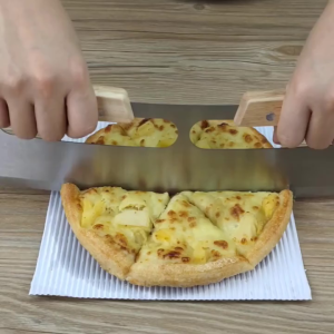 Pisau Pemotong Pizza Cutter Swing rocket knife roller stainless steel + tutup pisau Pemotong Pizza Alat Pengiris Roti