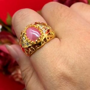 แหวนทองพลอยแก้วฝังเพชร ตัวเรือนสีทองฉลูลาย ซึ่งของ แผงไม่โอกาส แหวนแฟชั่น ชุบทอง พร้อมส่ง ราคาบริเวณ 2,500-3,500 ฿