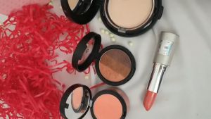 Set quà tặng B4 - Bộ trang điểm Hàn Quốc cao cấp 4 trong 1 đầy đủ son lì phấn mắt phấn phủ và má hồng bộ quà có hộp tặng sinh nhật Valentine 14.2 8/3 Noel …
