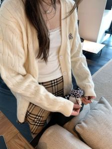 เสื้อคาร์ดิแกนถักคอวีสีเทาปักลายสำหรับผู้หญิง ทรงหลวม แขนยาว ปกติ ฤดูใบไม้ร่วง 2024 เสื้อคลุมกันหนาวผ้าขนแกะสไตล์เกาหลี