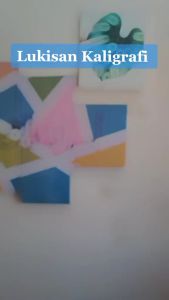 Hiasan Dinding Kaligrafi 80x50 cm Lukisan Minimalis Latar Bersegi Warna