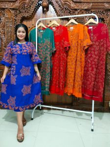 PROMO COD DASTER MURAH DASTER WANITA KEKINIANDASTER MAURA SUPER JUMBO. YG LGI TREN..LD 120PB 115 ..BAHAN RAYON SANTUNG ADEM DAN NYAMAN DI PAKAI..DASTER CANTIK. ADA TALI SPING KANAN KIRIADA KANTONG DEPAN..