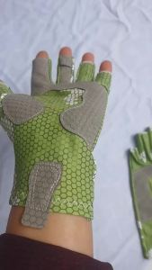 ELGMK ถุงมือตกปลาครึ่งนิ้วถุงมือออกกำลังกายกันต่อยทนต่อการสึกหรอระบายอากาศไม่ลื่นอุปกรณ์ตกปลากลางแจ้ง