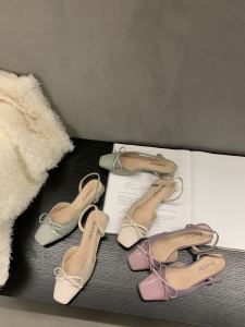 รองเท้าแตะส้นแบนหัวเหลี่ยมสีม่วงสำหรับผู้หญิง ฤดูร้อน 2025 รองเท้าแตะหัวเหลี่ยมแบบสวมหัวรัดด้วยโบว์ผูกเชือกแบบนุ่มสำหรับผู้หญิง