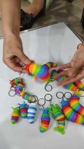 5 PCS Rainbow Caterpillar พวงกุญแจจี้ความเครียดบรรเทา Snot Bug ของเล่นจี้