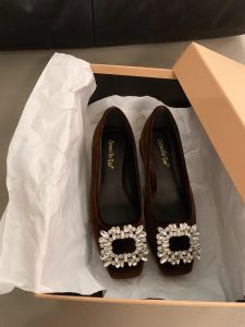 รองเท้าส้นสูงแบบสวมสำหรับผู้หญิง สไตล์เกาหลี ทรงหัวมน ด้านหน้าเปิด หัวเข็มขัดสี่เหลี่ยมประดับคริสตัล ทรงสุภาพ