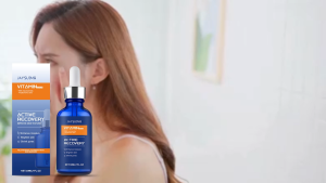 Tinh chất Vitamin C làm sáng da mặt chứa Niacinamide Axit Hyaluronic giúp làm mờ vết thâm mang lại làn da rạng rỡ dưỡng ẩm và chống nhăn.