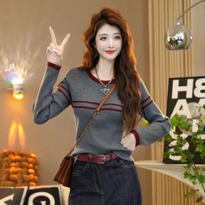 เสื้อสเวตเตอร์คอตั้งทรงสลิมฟิตสำหรับผู้หญิง ฤดูใบไม้ร่วง 2024 เสื้อชั้นในถักบางลายทางสีบล็อกแฟชั่น เสื้อคลุมคาร์ดิแกนยาวคลุมเข่า