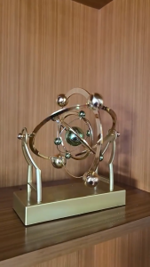 Celestial Orbit Pendulum Perpetual Motion Machine Kinetic Art Desk Decor Astronomy Model for Home Office Rotating Sculpture