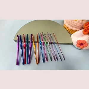 8Pcs/Set 2-5.5mm Different Size Colored Aluminum Crochet Hooks Needles Set Tools Crochet Needle for Weaving and Knitting
