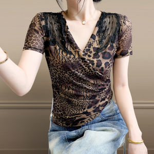 YIMEI เสื้อยืดลายเสือดาวย้อนยุคลูกปัดติดเล็บแฟชั่นสไตล์ยุโรป2025เสื้อคอวีแบบพับได้เอวเสื้อเชิ้ตตัวเล็กตาข่ายแขนสั้นใหม่สำหรับฤดูร้อน