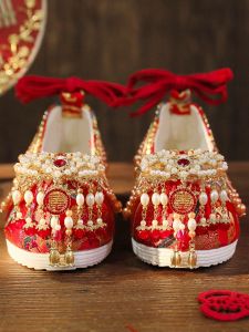 รองเท้าแต่งงานสีแดง รองเท้าแต่งงานสไตล์จีนโบราณ รองเท้าแต่งงานแบบสวมหัวกลม ทรงส้นสูง พื้นรองเท้า PVC ด้านในปักลาย