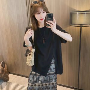 เสื้อยืดแขนสั้นสีดำทรงหลวมสำหรับผู้หญิงในช่วงฤดูร้อน ปี 2025 ดีไซน์ใหม่ ดีไซน์ไม่สมมาตร ตัดเปิดไม่เท่ากัน เสื้อผ้าทำงานสไตล์เกาหลี