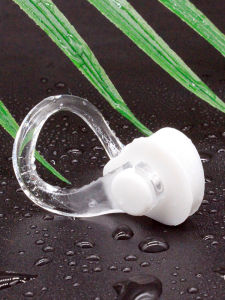 อุปกรณ์ว่ายน้ําซิลิโคนสีสันสดใสป้องกันการเสียดสีกันน้ําคลิปจมูกสําหรับผู้ใหญ่และเด็กเหมาะสําหรับแบรนด์ ZWER