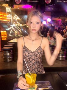 เสื้อกั๊กสายเดี่ยวสั้นเซ็กซี่ดีไซน์เก๋ไก๋สำหรับผู้หญิงในช่วงฤดูร้อนปี 2024 เสื้อคลุมกันหนาวลายพรางรัดรูปเนื้อผ้าไตรอะซิเตท