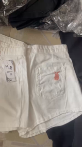 Quần short trắng có túi và nhãn hiệu THÊU THỎ HỒNG TUI SAU SIZE SMLXL ĐEN TRẮNG