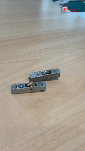 ล้อรางหนีบ ล้อทองเหลืองแท้ ตรา ใบไม้ มีลูกปืน ลูกล้อรางตู้โชว์ ลูกล้อบานเลื่อนรางหนีบ ลูกล้อรางกระจกบานเลื่อน