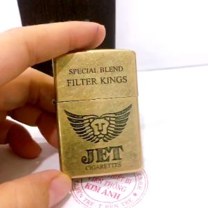 Bật lửa hộp quẹt Zippo khắc chìm JET CIGARETTES Màu vàng loại giả cổ - Hàng loại 1 Vỏ đồng có tem đỏ