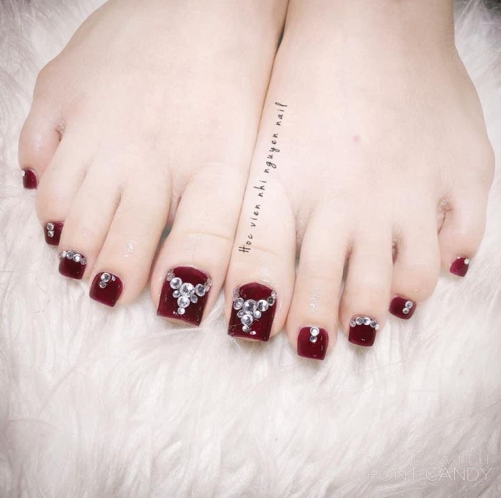 Nail chân màu đỏ đính đá vẽ hoa | Móng chân, Móng tay, Hoa cúc