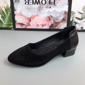 รองเท้าส้นเตี้ยหนังนิ่มประดับคริสตัลสำหรับผู้หญิง รองเท้าแฟชั่นฤดูใบไม้ผลิและฤดูใบไม้ร่วง รองเท้าสวมแบบสวมสบายสำหรับผู้หญิงวัยกลางคน