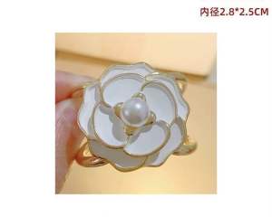 Khoen thắt khăn quàng cổ thắt vạt áo.