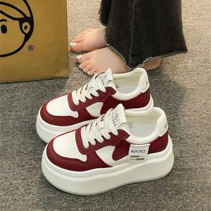 รองเท้าผ้าใบสีขาวสำหรับผู้หญิงในช่วงฤดูร้อนปี 2024 ดีไซน์ที่ไม่ซ้ำใคร ทรงหัวมน ส้นกลาง พื้นยาง รองเท้าลำลอง แฟชั่น