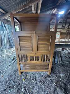 🗄️ตู้ไม้สักแท้แบบบันเก็ตทำสี ✨ 📏 ขนาดสินค้า ความสูง: 160 ซม. ความกว้าง: 97 ซม. • ความลึก: 45 ซม.