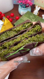 Chocolate pistachio sauce filled hazelnut chocolate box 40g  巧克力