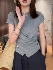 เสื้อยืดคอกลมแขนสั้นทรงสลิมฟิตสำหรับผู้หญิง สีเทา ฤดูร้อน 2025 ใหม่ ทรงหลวม สไตล์เกาหลี ผ้าฝ้ายผสมโพลีเอสเตอร์