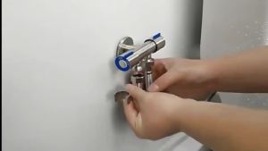 Van chia nước 2 đầu ra Inox 304 tích hợp khóa nước tiện dụng