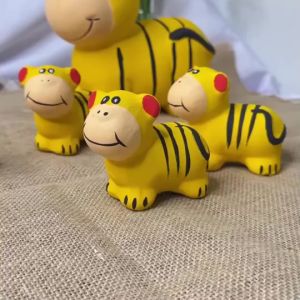 ตุ๊กตาแต่งสวน เสือ เซรามิก ตุ๊กตาปูนปั้น ปูนปั้นแต่งสวน ตุ๊กตาปูนปั้นแต่งสวน แต่งสวนหน้าบ้าน ตุ๊กตาเซรามิค ตุ๊กตารุ่นเสือเหลือง